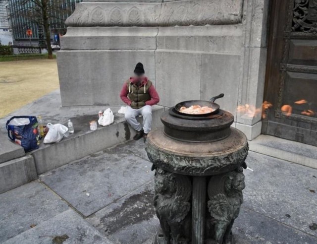 Мигрант пожарил яичницу на Вечном Огне у Могилы Неизвестного Солдата