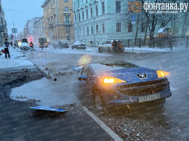 В Петербурге автомобиль ушёл под землю из-за прорыва трубы с горячей водой на Советской улице