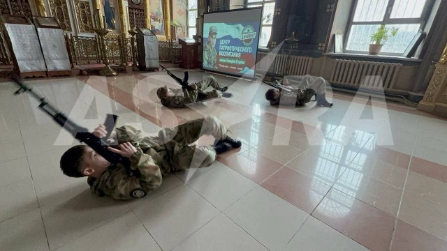 Подростки с автоматами выступили в православном храме