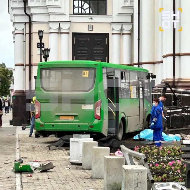 Автобус влетел в храм и сбил пешеходов в центре Екатеринбурга.