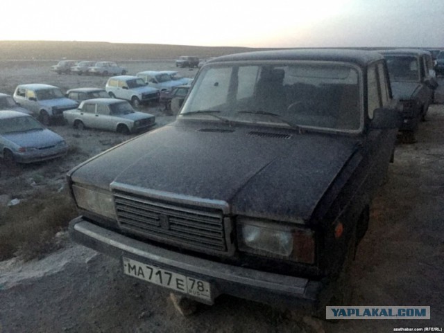 Свалка авто на туркмено-казахстанской границе