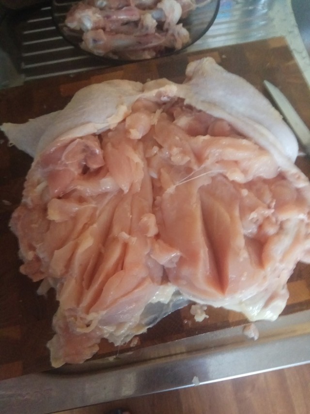 Куриная тушка (рулет) лишенная скелета (poulet désossé)  