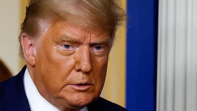 Трамп назвал рукопожатия Байдена с пустотой «движением США в ад»