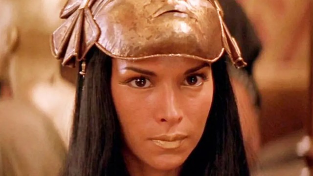 Помните красотку Анксунамун? Ей всего 51 год, а ее уже сравнивают с мумией