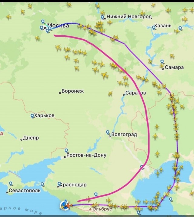 Диктор аэропорта Сочи перепутал Самару и Саратов. Из-за этого часть пассажиров опоздала на рейс и не смогла улететь