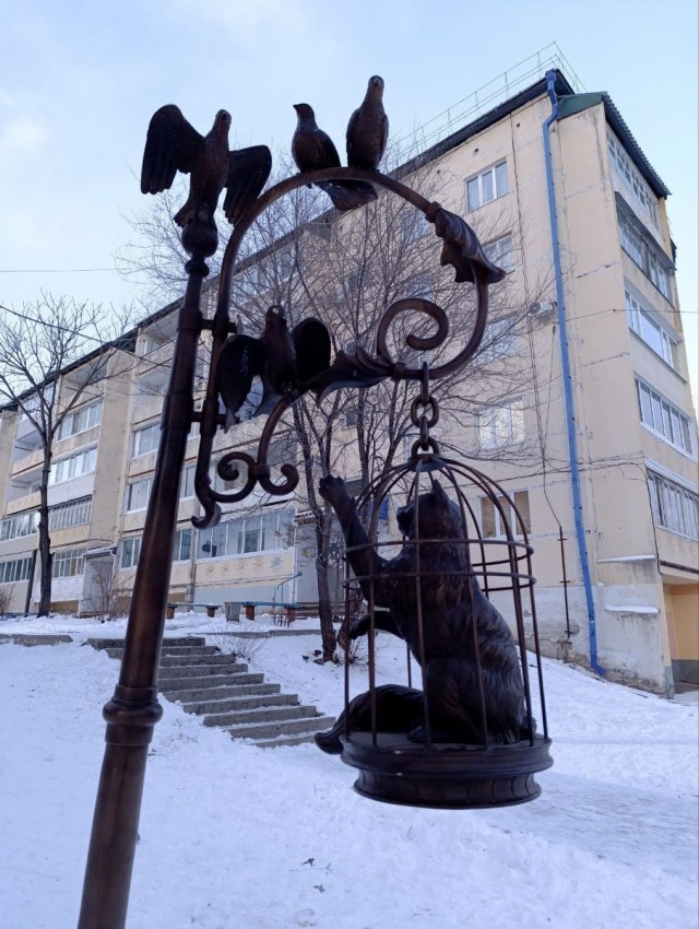В Дальнегорске местный иерей попросил мэра убрать арт-объект в виде пришельца.