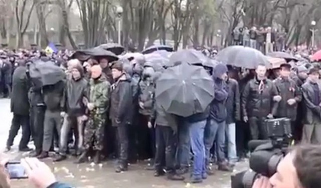 Украинцы выбросили директора больницы в мусорный бак