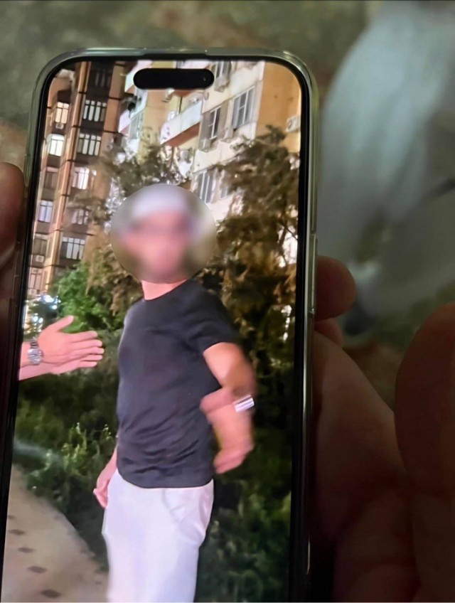 В дагестанском Каспийске неадекват напал на девушку с ребенком и ее мать из-за "слишком открытого" платья