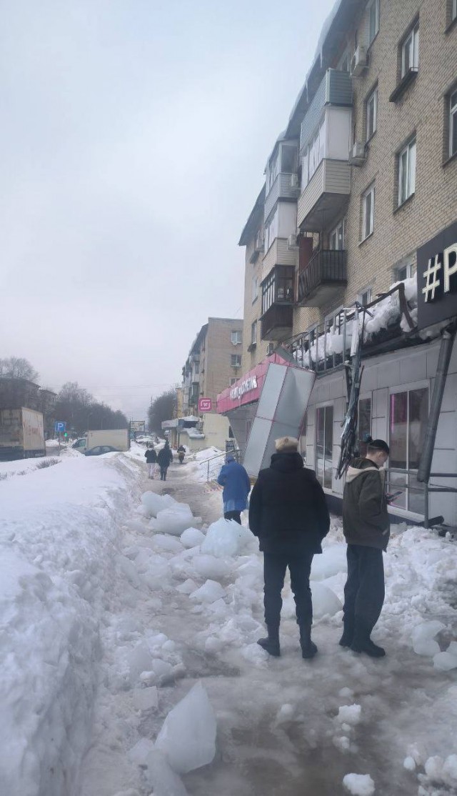 В Жуковском огромные ледяные глыбы разбили козырек на первом этаже