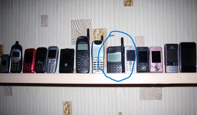 Мобильный телефон модели Sony Z1 Plus 1997 года