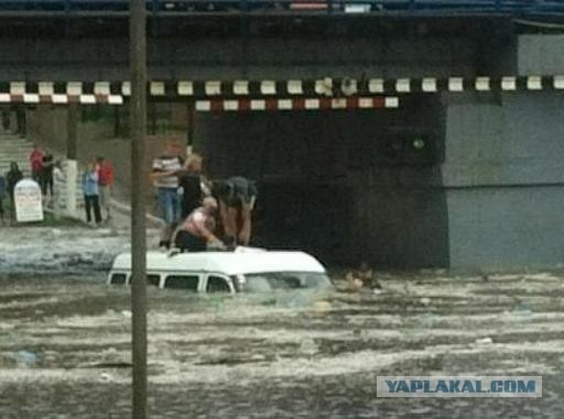 В Чите во время ливня утонула маршрутка