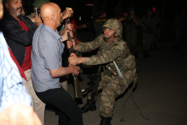 В Анкаре стрельба и попытка военного переворота