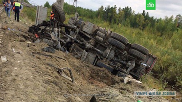 КамАЗ врезался в пассажирский поезд в ХМАО