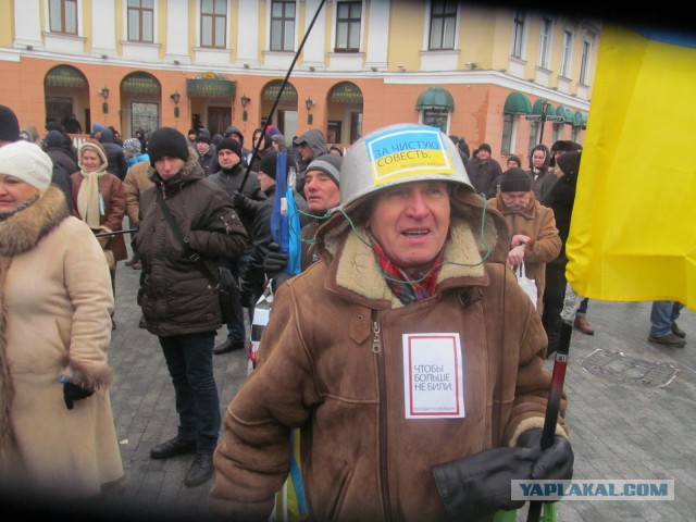 Скандал в Польше: украинских гастарбайтеров заставили носить желто-синюю униформу