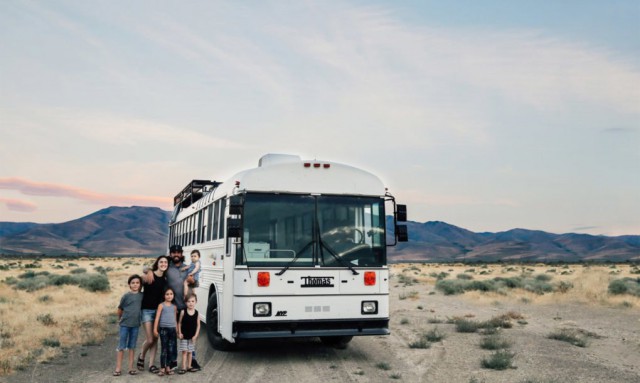 Родители превратили школьный автобус в дом на колесах, чтобы путешествовать всей семьей с детьми
