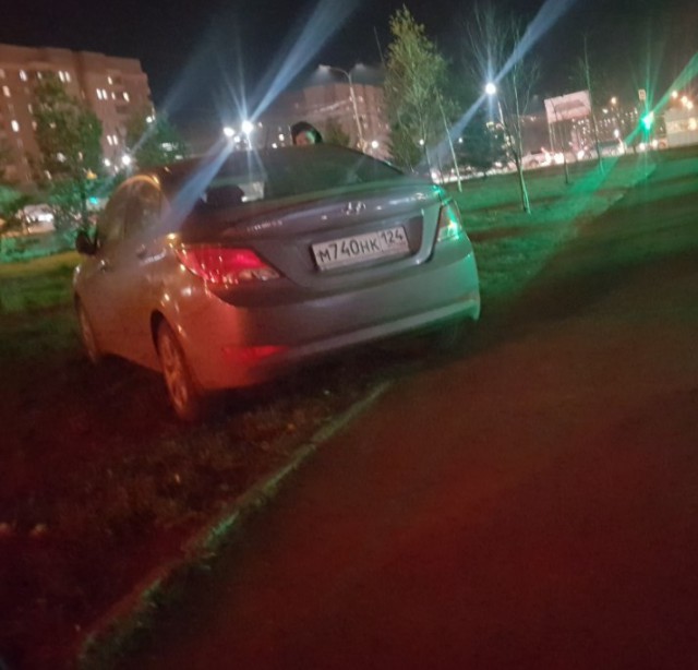 Очередное наглое хамство при парковке. Один уехал, другой встал. И конца этому нет