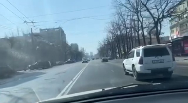 Давайте фото у кого какой вид из окна на оживленные улицы городов в настоящий момент