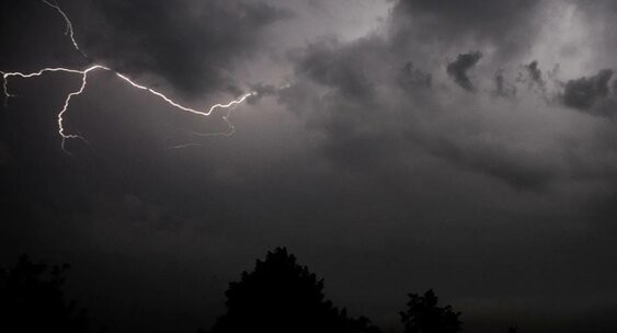 На Москву идет гроза с дождем