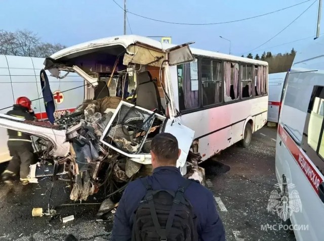 Жёсткое ДТП с фурой и рейсовым автобусом в Ленобласти