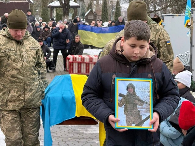 Украинский мальчик похоронил уже 8 отцов
