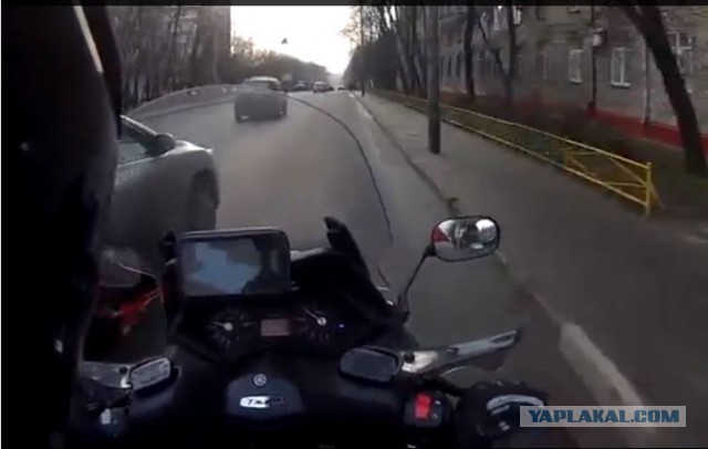 Жестоко подрезал мотоциклиста