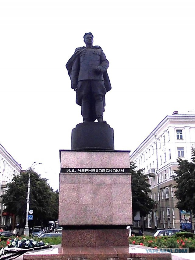 Поляки начали демонтировать памятник Черняховскому