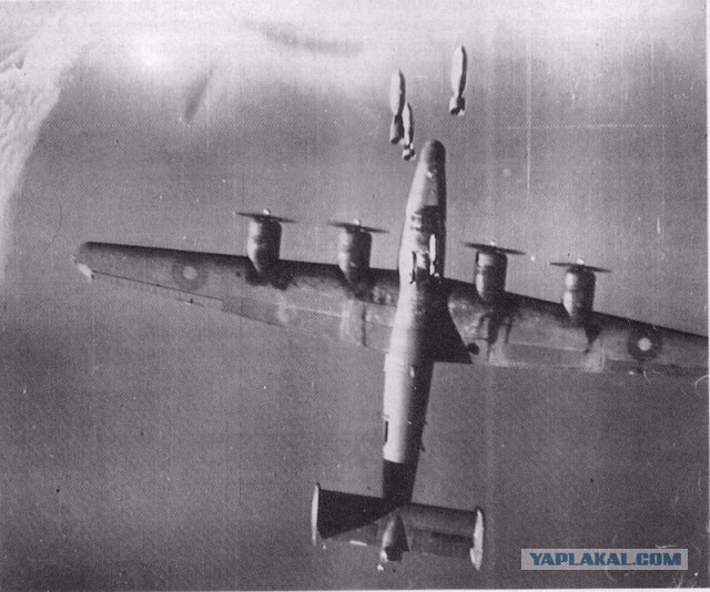 Бомба сброшенная F-18 попала в А-4