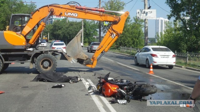 В Екатеринбурге мотоциклист въехал в экскаватор и погиб
