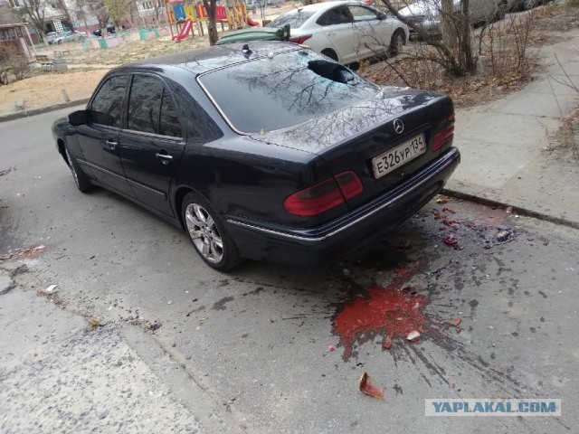Соседи машинами загораживают вход в подъезд