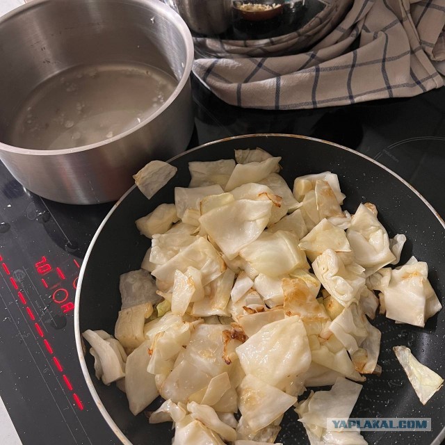 Капуста тушеная с колбасками