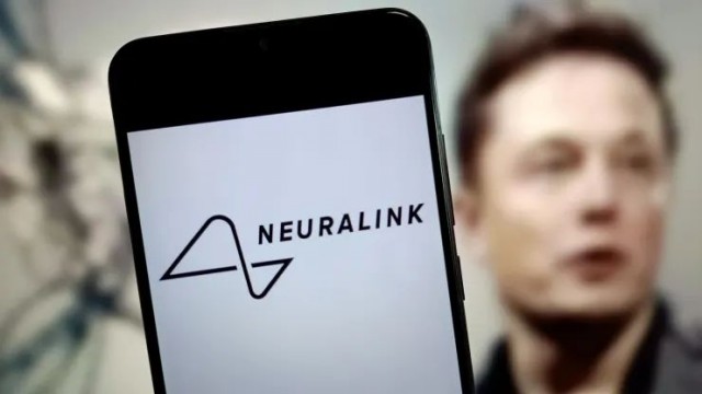 Компания Илона Маска Neuralink вживила чип в мозг первого пациента