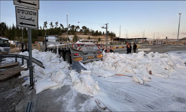 Белый дом осуждает нападение израильских поселенцев на грузовики с гуманитарной помощью в Газе