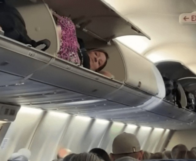Чтобы вздремнуть, пассажирка расположилась на багажной полке самолёта