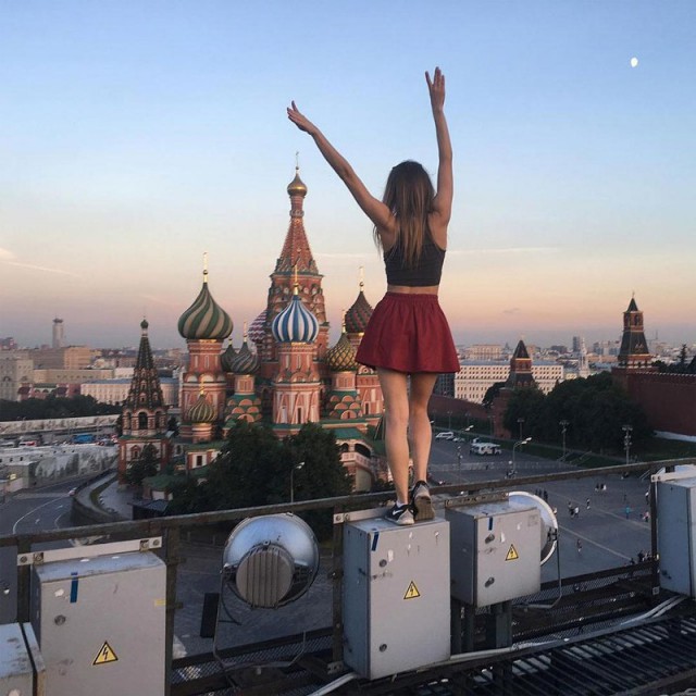 Русская девушка, делающая очень рискованные снимки по всему миру