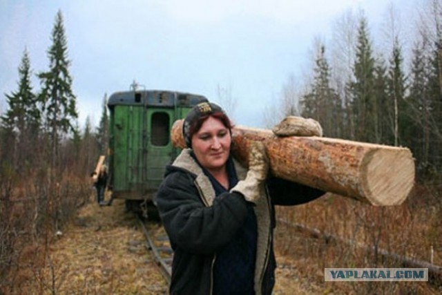 Девушки, занимающиеся неженским трудом