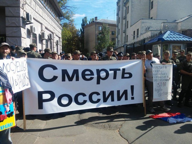 Только что Порошенко ввел военное положение на Украине из-за движухи с кораблями в Азовском море