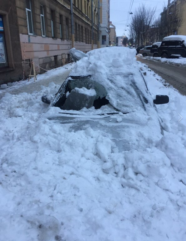 Не убрал вовремя машину при сбросе снега - ты ее потерял! Теперь она уничтожена работниками ЖЭС!