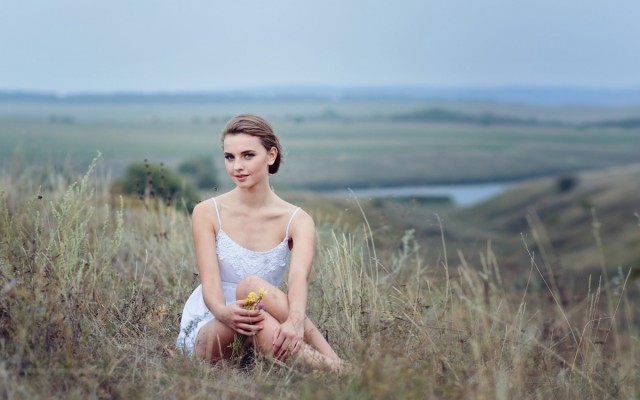 Девушки и сено... и солома