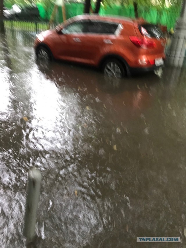 На Москву снова обрушился сильный ливень с градом