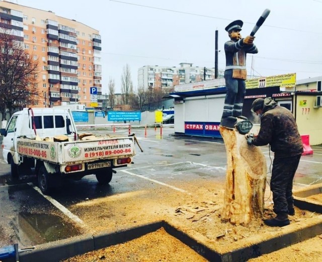 В Азове появился памятник «гаишнику»