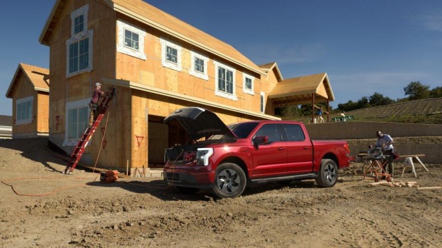 "Этот сосунок быстр!" Байден испытал новый электрический пикап Ford F-150 Lightning