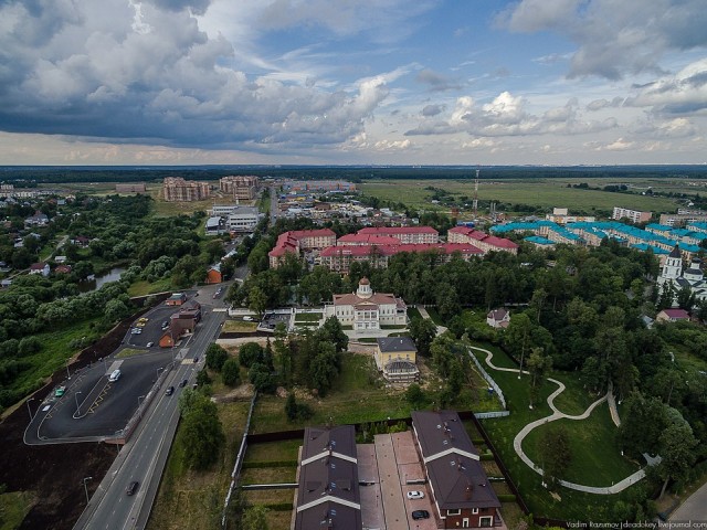 Лучше жить в деревне и нюхать навоз. И жена в покое