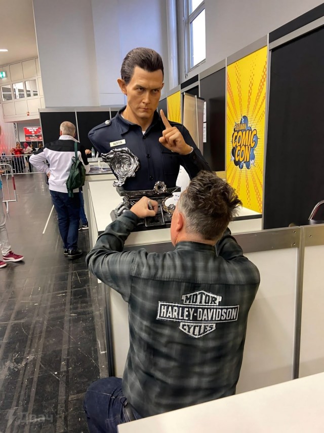 64-летний Роберт Патрик и бюст Т-1000 на прошедшем Comic-Con в Германии