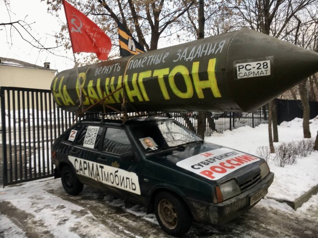 Жители Хамовников жалуются на "сарматомобиль", который паркуют во дворе в центре Москвы.