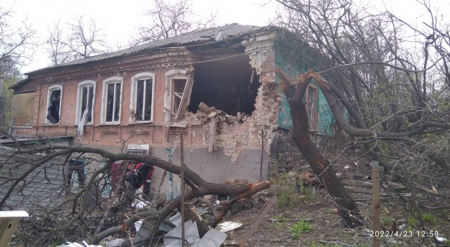Жильцы повреждённого беспилотником дома в Москве пожаловались на отказ Жилищника вставлять выбитые окна