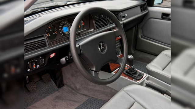 Маленький, но настоящий: как создавали Mercedes 190 и почему он стал звездой
