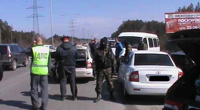 ОМОН крепит красные мокасины