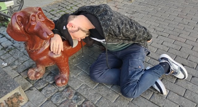Это электромонтер лезет на столб, просто фотка перевернута