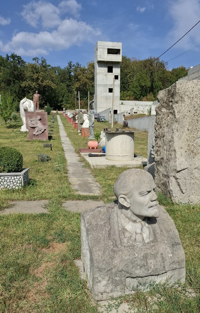 Гигантская голова Ленина