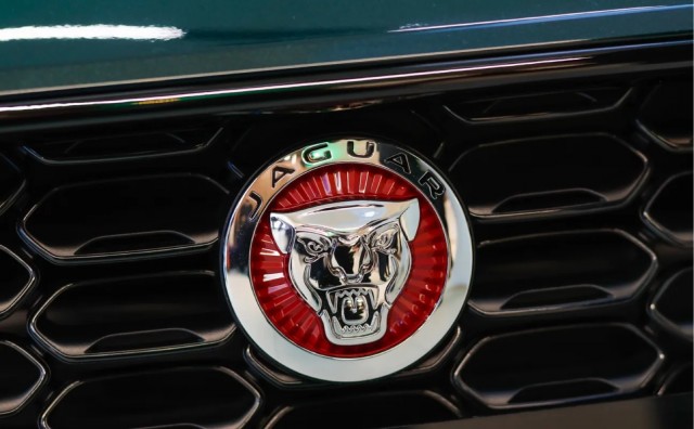 Jaguar останавливает поставки автомобилей в США из-за пошлин Трампа